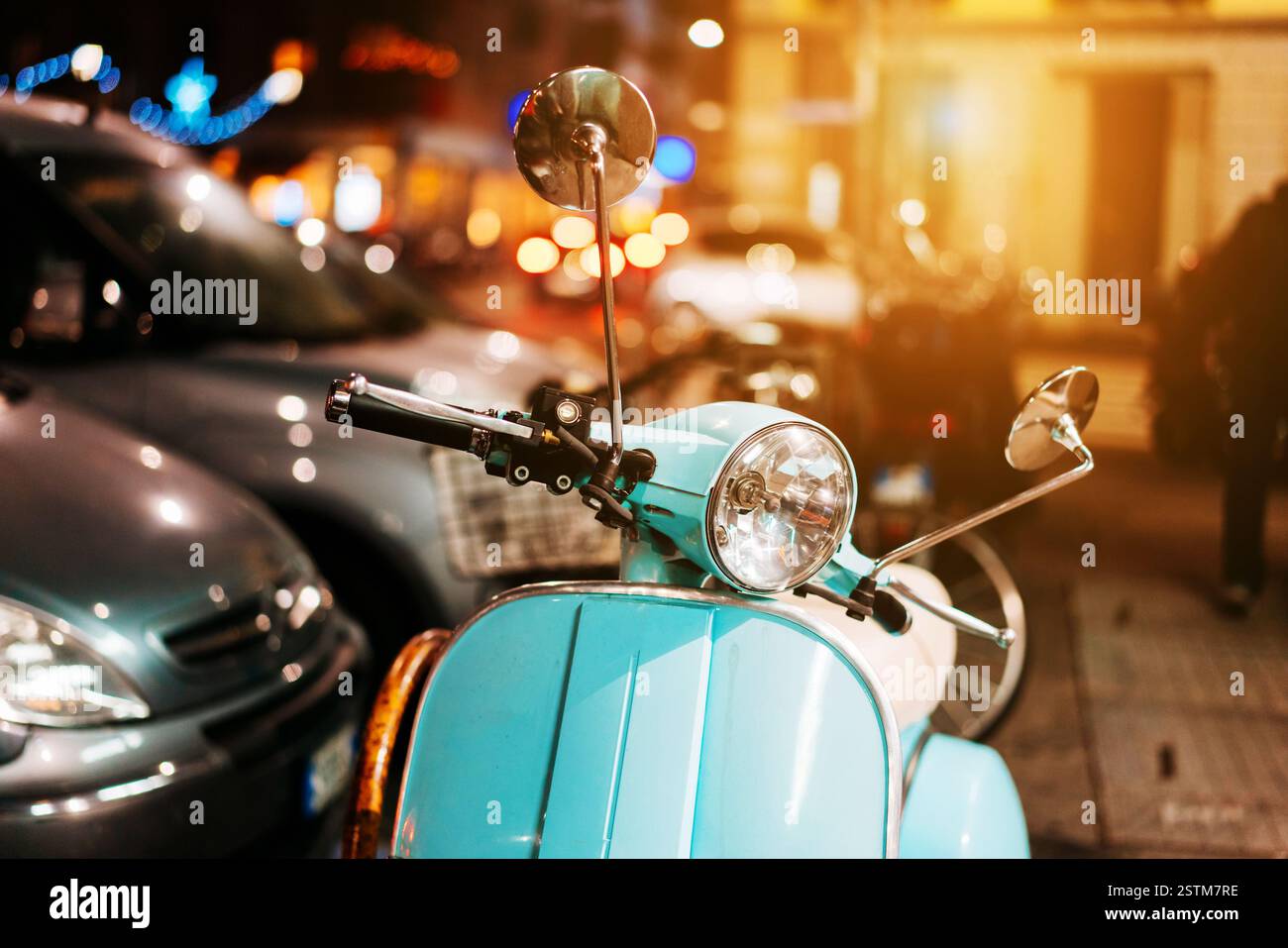 Hellblau retro Roller auf der Straße Stockfoto