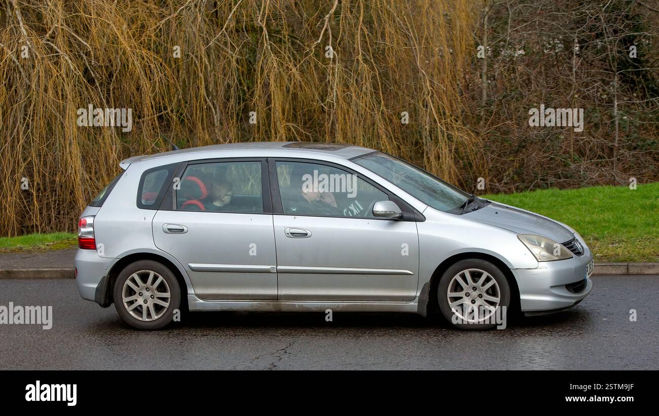 Milton Keynes, Großbritannien - 16. Februar 2025: 2005 silberner Honda Civic Car, der auf einer britischen Straße fährt. Stockfoto