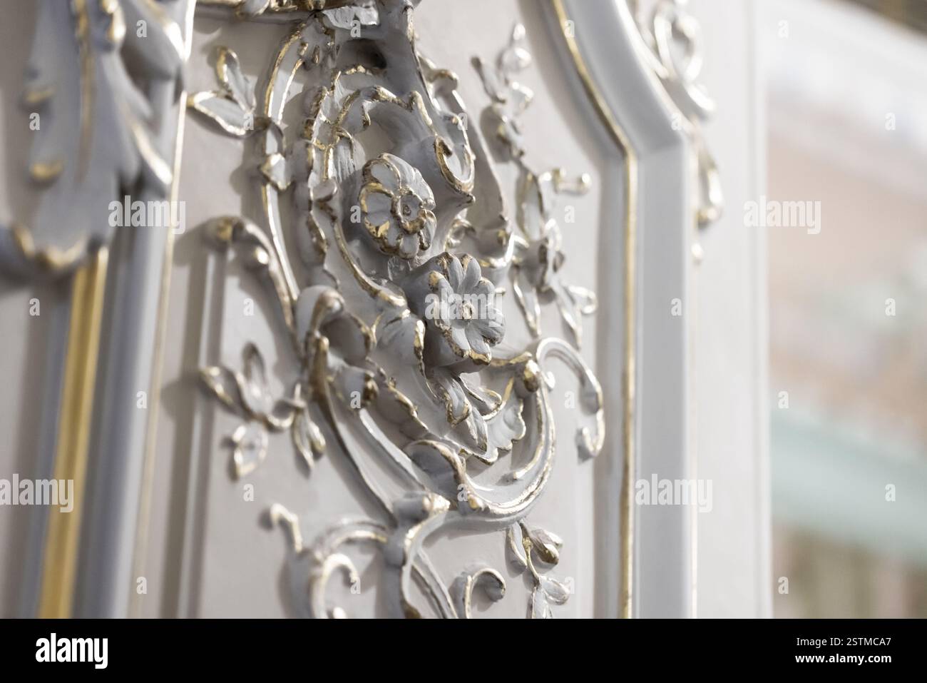 Verzierte dekorative Elemente mit komplizierten Blumenmustern mit komplementären Goldakzenten, die die feine Kunstfertigkeit und Handwerkskunst der Klasse demonstrieren Stockfoto