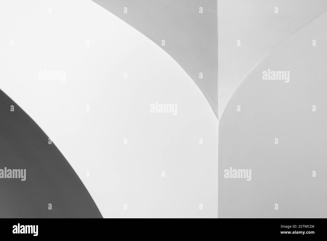 Minimalistisches Foto, das das abstrakte Design einer glatten, hellen Architekturstruktur aufnimmt und klare Linien und Schatten hervorhebt. Perfec Stockfoto