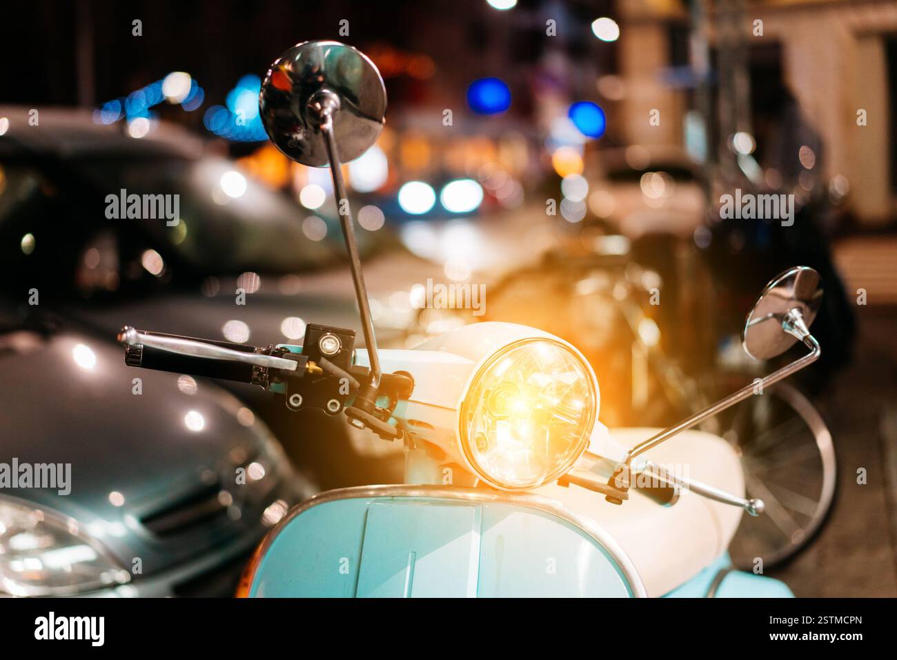 Hellblau retro Roller auf der Straße Stockfoto