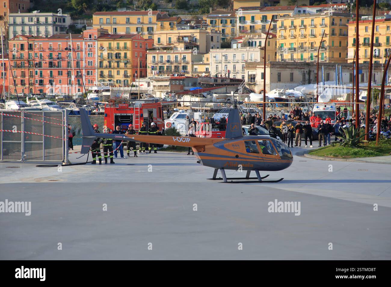 Die Statue unserer Lieben Frau von Lourdes kam mit dem Hubschrauber an und wird in einer Prozession durch die Straßen der Altstadt getragen. Stockfoto
