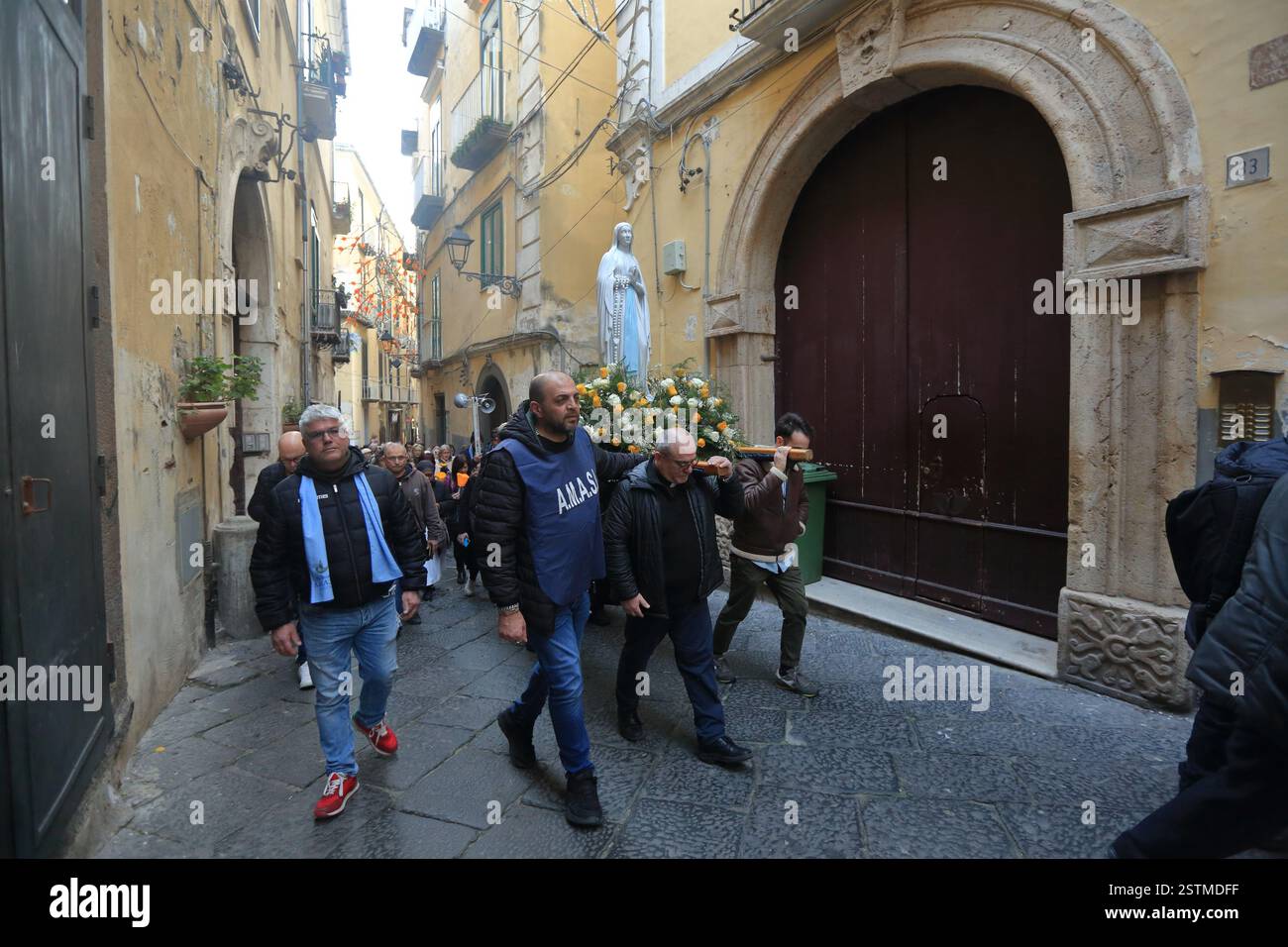 Die Statue unserer Lieben Frau von Lourdes kam mit dem Hubschrauber an und wird in einer Prozession durch die Straßen der Altstadt getragen. Stockfoto