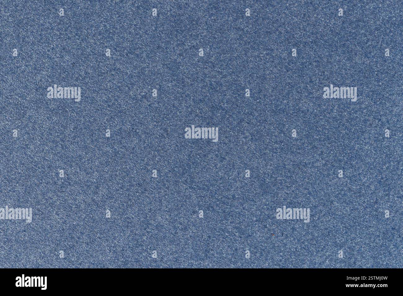 Die strukturierte blaue Oberfläche zeigt komplizierte Muster und erzeugt so ein Gefühl der Tiefe. Lebendige Farben sorgen für ein visuelles Interesse. Stockfoto