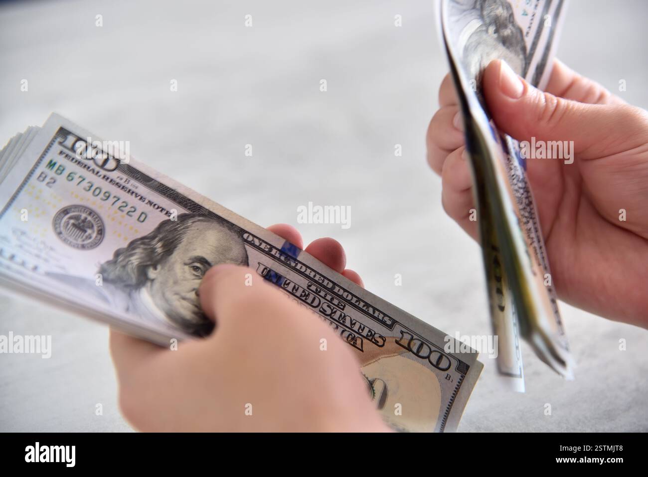 Geschäftsfrauenhände zählen Dollar auf dem Tisch. Korruptions- und Bestechungskonzept. Nahaufnahme Stockfoto