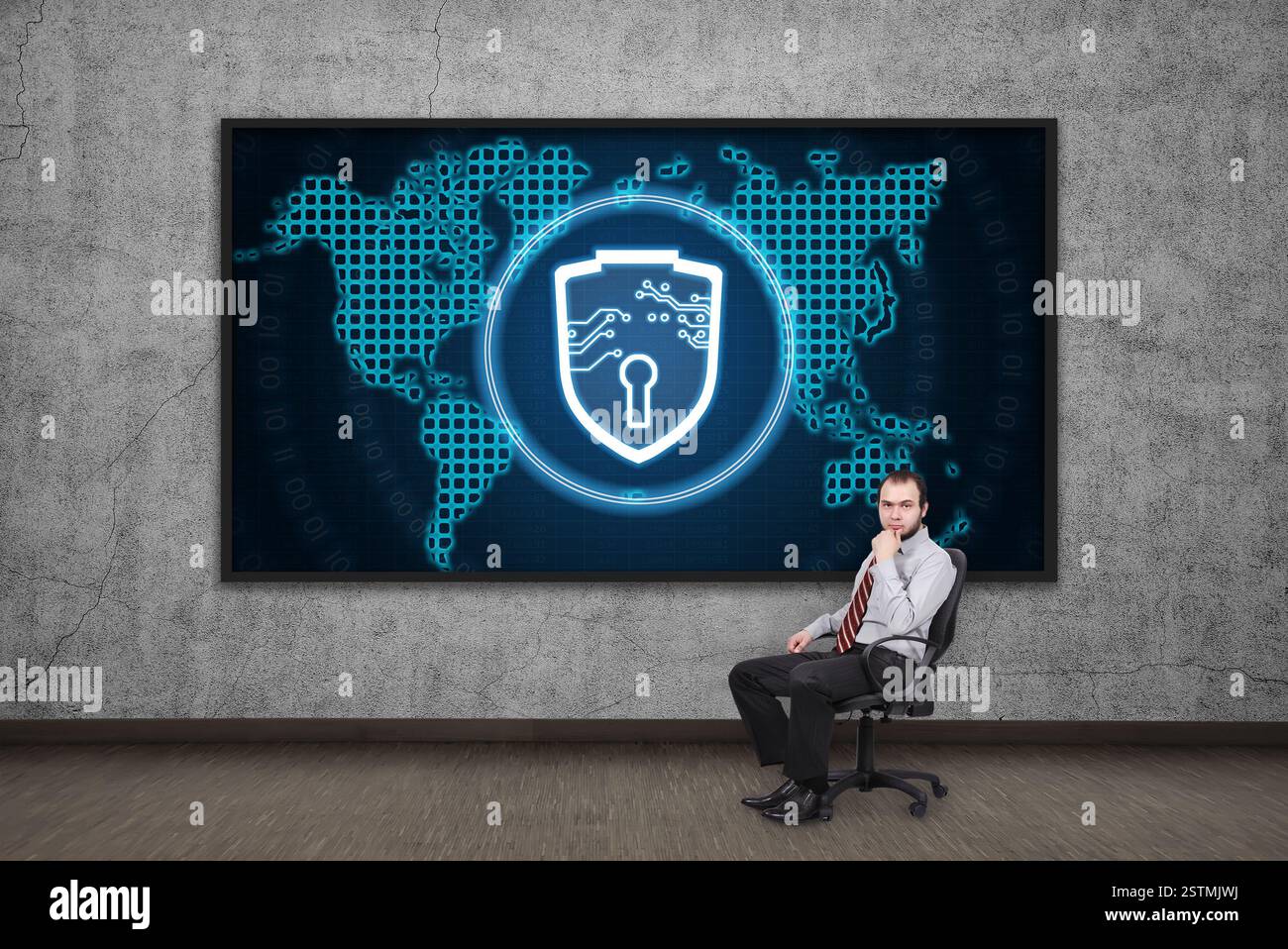 Geschäftsmann, der im Büro sitzt, mit digitaler Shield-Schnittstelle auf virtuellem Bildschirm. Konzept der Speicherung personenbezogener Daten. Stockfoto