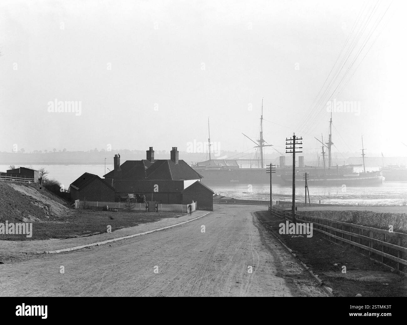 Ein Blick über die Küste von 'Shotley Gate' über den Fluss Stour in Richtung Harwich - 1907 Stockfoto