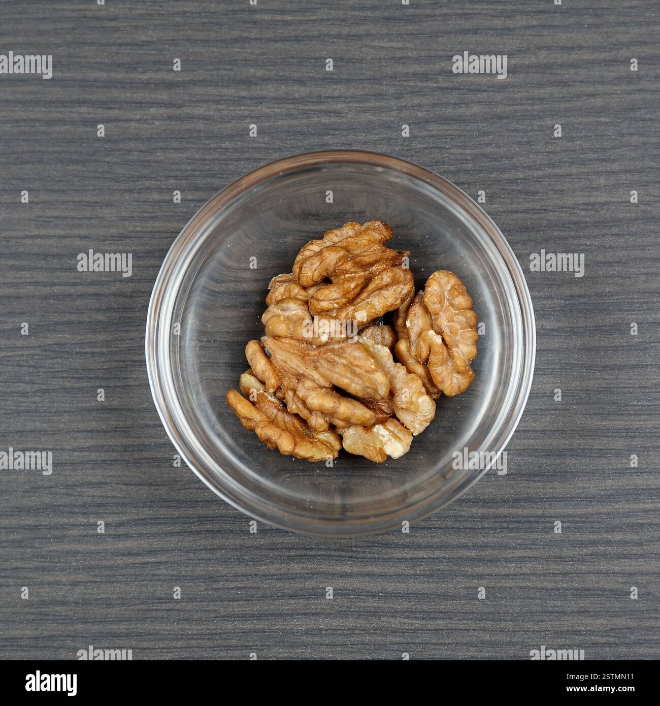 Walnüsse in der Schale Stockfoto