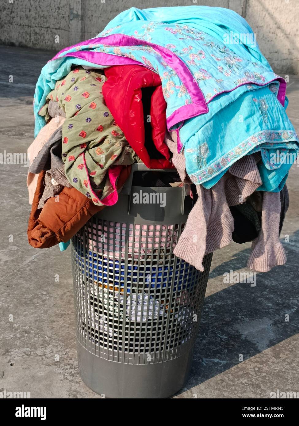 Ein Wäschekorb ist ein leichter Behälter zum Tragen, Sortieren und Aufbewahren von Kleidung vor und nach dem Waschen. Stockfoto