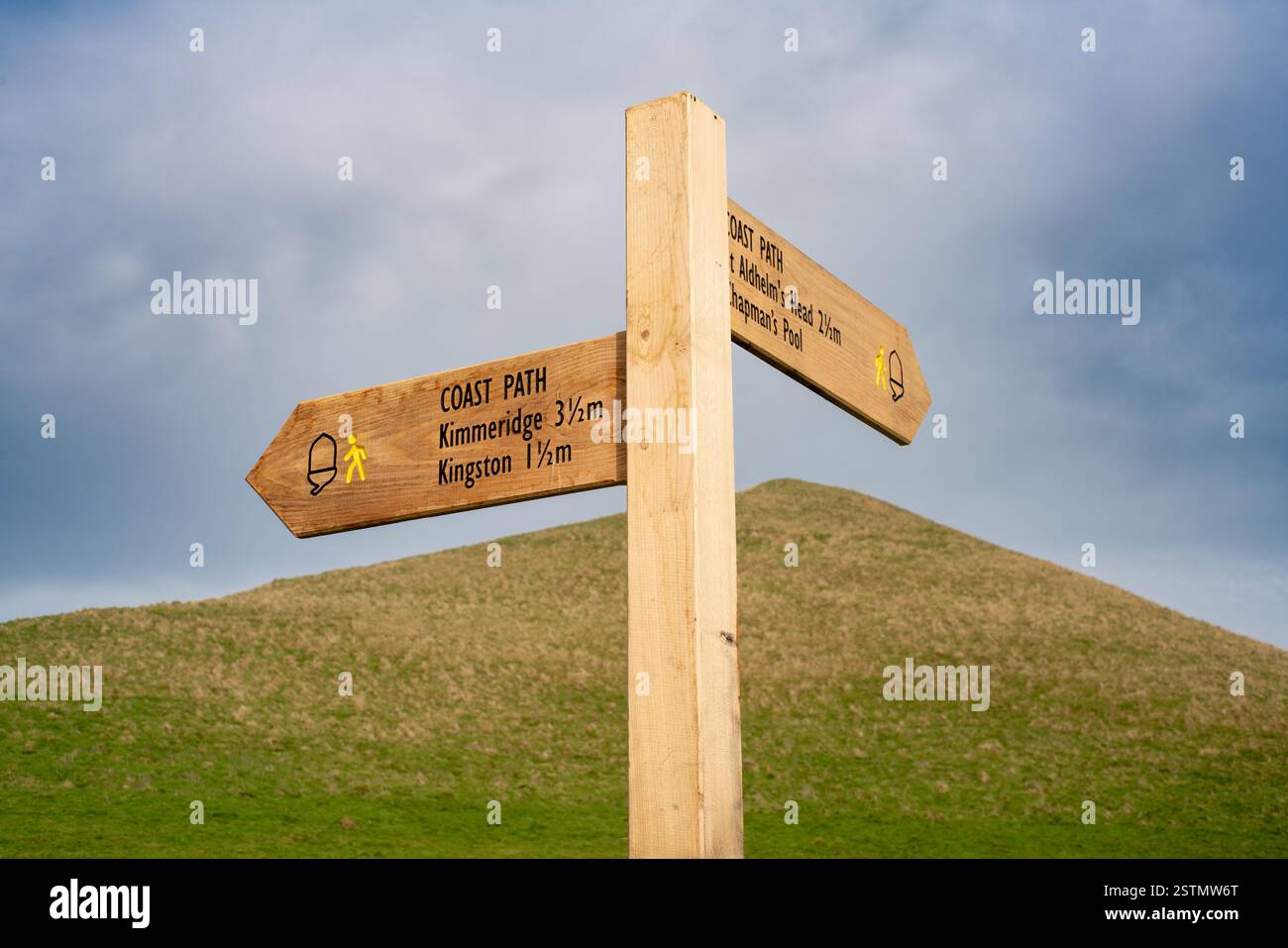 Wegweiser entlang des South West Coast Path, in der Nähe von Chapman's Pool in Dorset Stockfoto