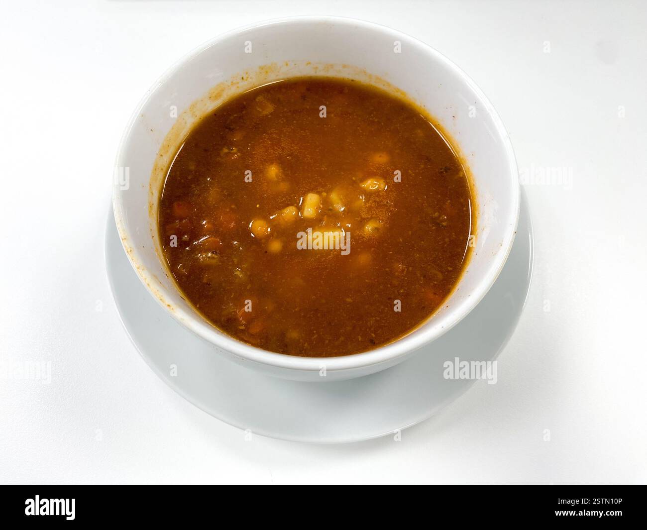 Eine Schüssel Rinderbrühe-Suppe zum Mittagessen Stockfoto
