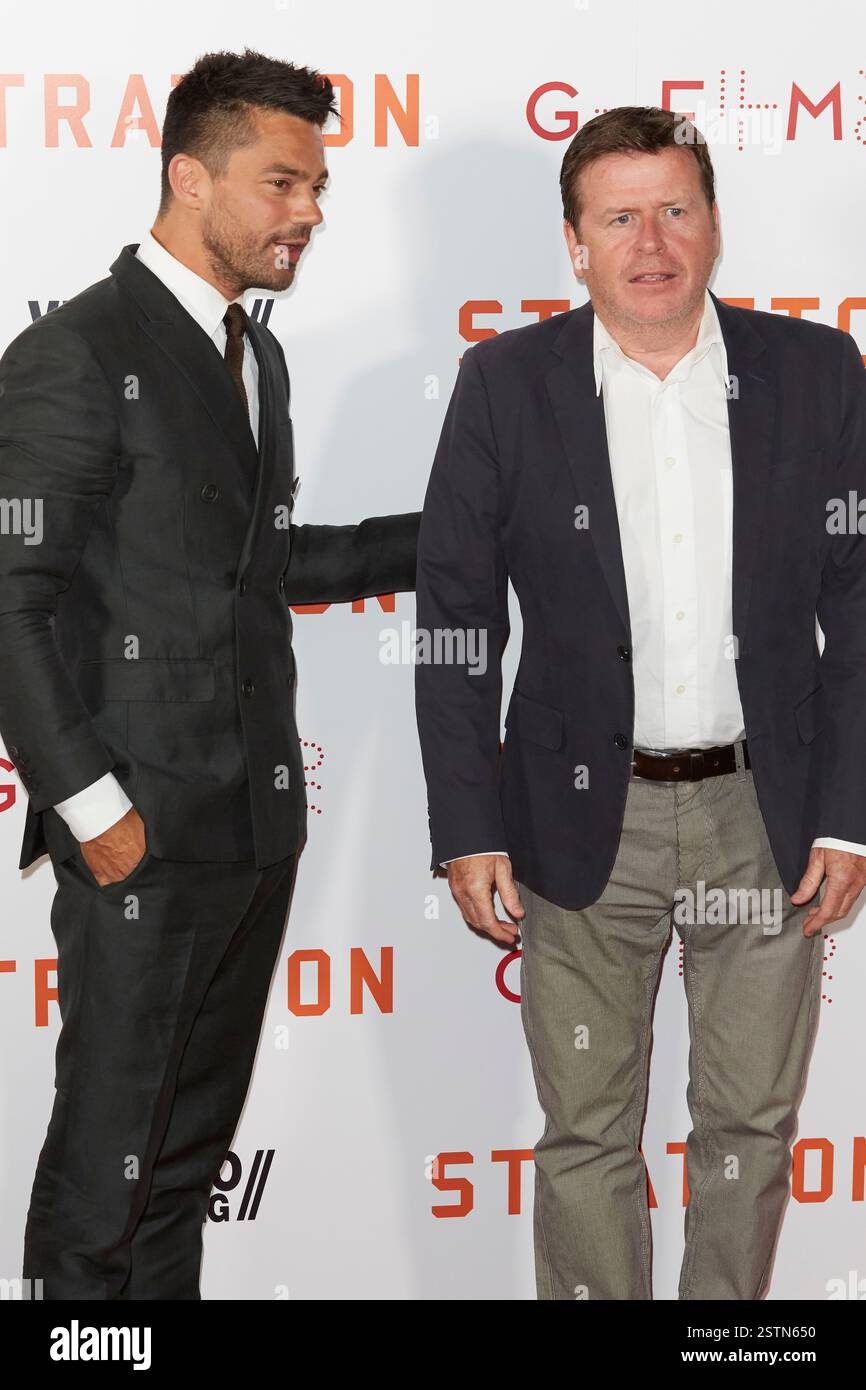 Der Schauspieler Dominic Cooper und Regisseur Simon West nehmen am Dienstag, den 29. August 2017, an der britischen Premiere von „STRATTON“ im GUE West End, Leicester Square, London, ENGLAND Teil. BANG MEDIA INTERNATIONAL FAMOUS PICTURES 28 HOLMES ROAD LONDON NW5 3AB VEREINIGTES KÖNIGREICH TEL. +44 (0) 02 7485 1005 E-MAIL: PICTURES@FAMOUS.UK.COM Stockfoto