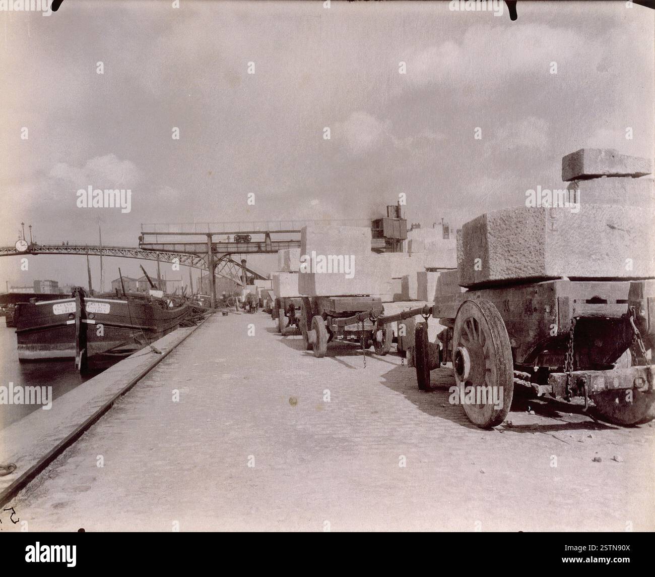 Foto von Eugène Atget, Teil seiner fortlaufenden Dokumentation der Pariser Straßen und Architektur. Atgets Werke repräsentieren die städtische Landschaft von Paris im späten 19. Und frühen 20. Jahrhundert. Stockfoto