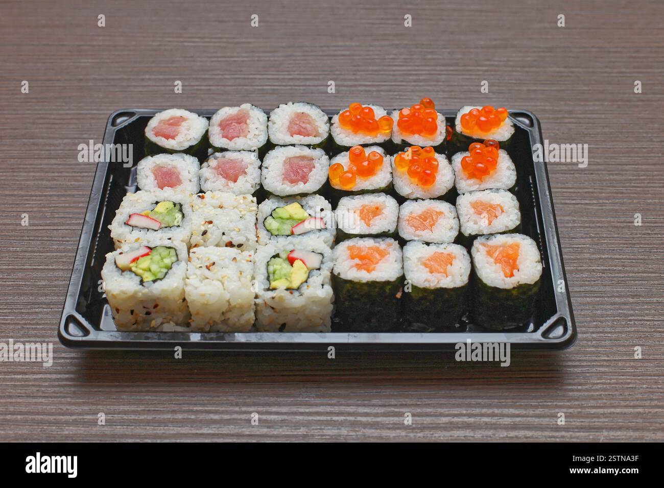 Sushi im Tablett Stockfoto