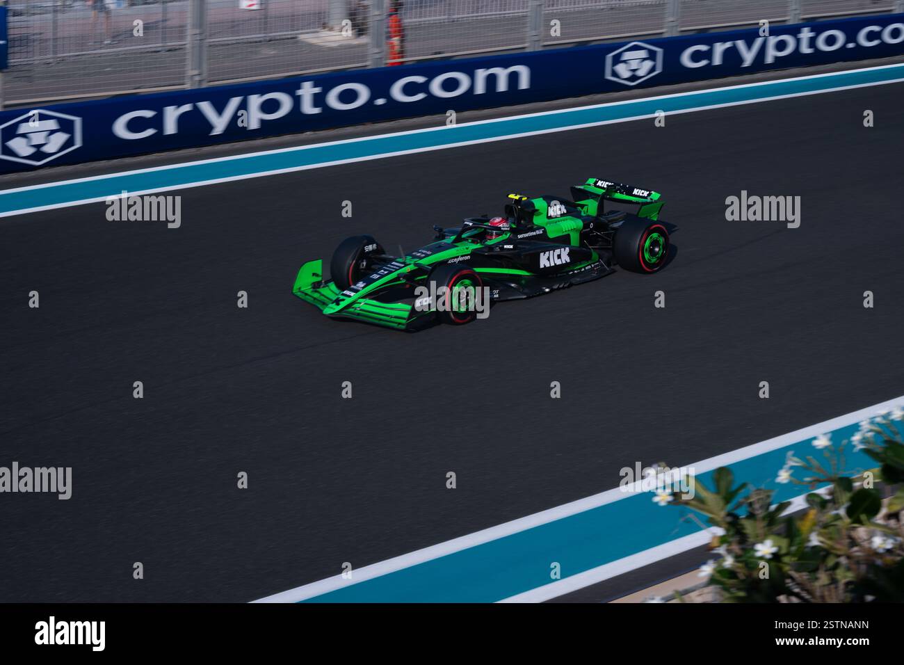 F1 Etihad Airways Abu Dhabi Grand prix 2024 - Guanyu Zhou aus China fährt den Pfahlschlag sauber während des Trainings Stockfoto