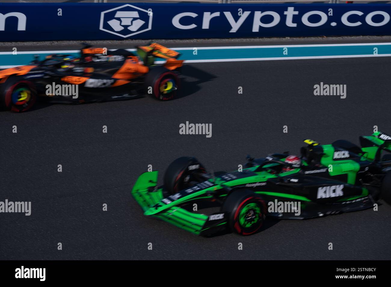 F1 Etihad Airways Abu Dhabi Grand prix 2024 - Guanyu Zhou von China fährt den Stab Kick sauber während des Trainings - Stockfoto