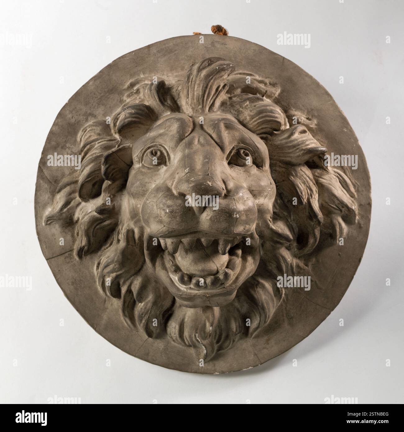 Anonyme, Bildhauer EN 1803 Mufle de Lion. Akquisitionsmethode Mode d'Acquisition inconnu 19e siècle', Eine Skulptur aus dem 19. Jahrhundert mit einem Löwenmaul aus dem Jahr 1803. Das Stück fängt die detaillierten Merkmale des Löwen ein und spiegelt den künstlerischen Fokus auf Tieranatomie und Symbolismus in der Skulptur während dieser Zeit wider. Stockfoto