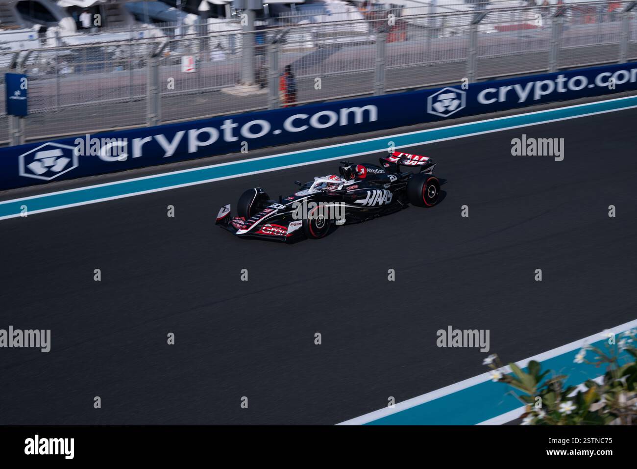 F1 Etihad Airways Abu Dhabi Grand prix 2024 - Kevin Magnussen aus Dänemark fährt das MoneyGram Haas F1 Team während des Trainings Stockfoto
