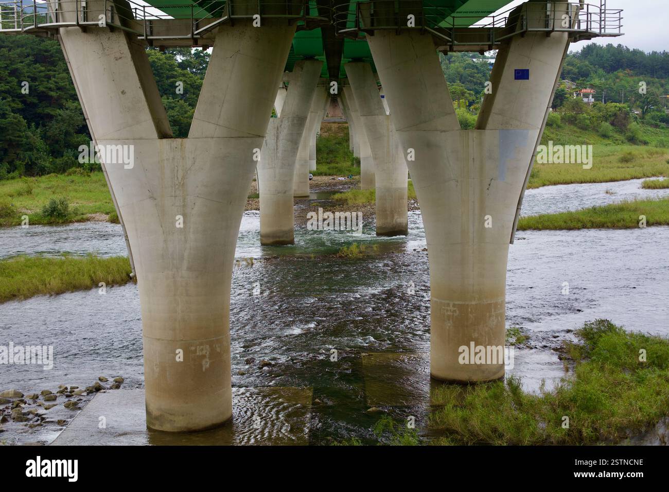 Goesan County, Südkorea - 10. September 2020: Ein Blick unter der Dongjin Stream Bridge, wo die Betonsäulen aus dem fließenden Wasser der Brücke ragen Stockfoto