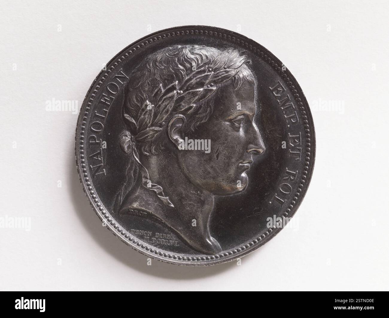 Ein Medaillon aus dem Jahr 1806 von Benjamin-Francois Ladouepe du Fougerais mit einer Laureatbüste von Napoléon, auf der Rückseite die Säule der Großen Armee, die Napoléons militärische Leistungen symbolisiert. Stockfoto