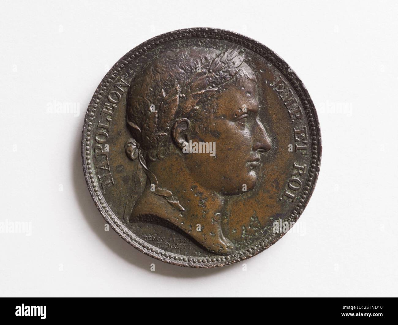 Ein Medaillon von Jean-Pierre Droz aus dem Jahr 1806 mit einer Laureatbüste von Napoléon im rechten Profil. Die Rückseite zeigt die geschlossenen Tore des Tempels des Janus, die Frieden und militärischen Triumph symbolisieren. Stockfoto