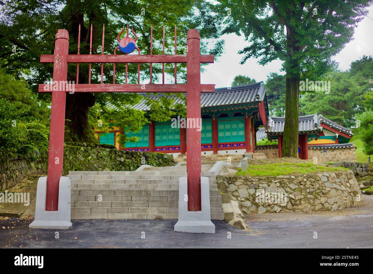 Goesan County, Südkorea - 10. September 2020: Das rote hölzerne Eingangstor der Goesan Konfucian Academy, ein historisches Bildungsinstitut aus der Joseonzeit Stockfoto