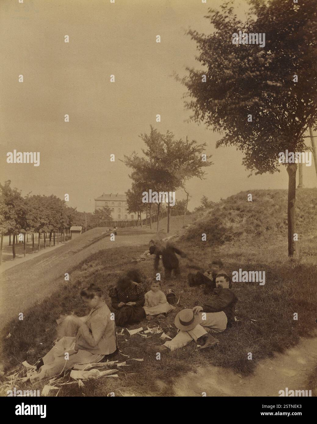 Ein historisches Foto der Pariser Rue Royale, das die Folgen der kommunalen Zerstörung von 1871 zeigt. Nach dem Brand werden Ruinen, Trümmer und Überreste der Gebäude erfasst, was einen wichtigen Moment in der Pariser Geschichte darstellt. Stockfoto