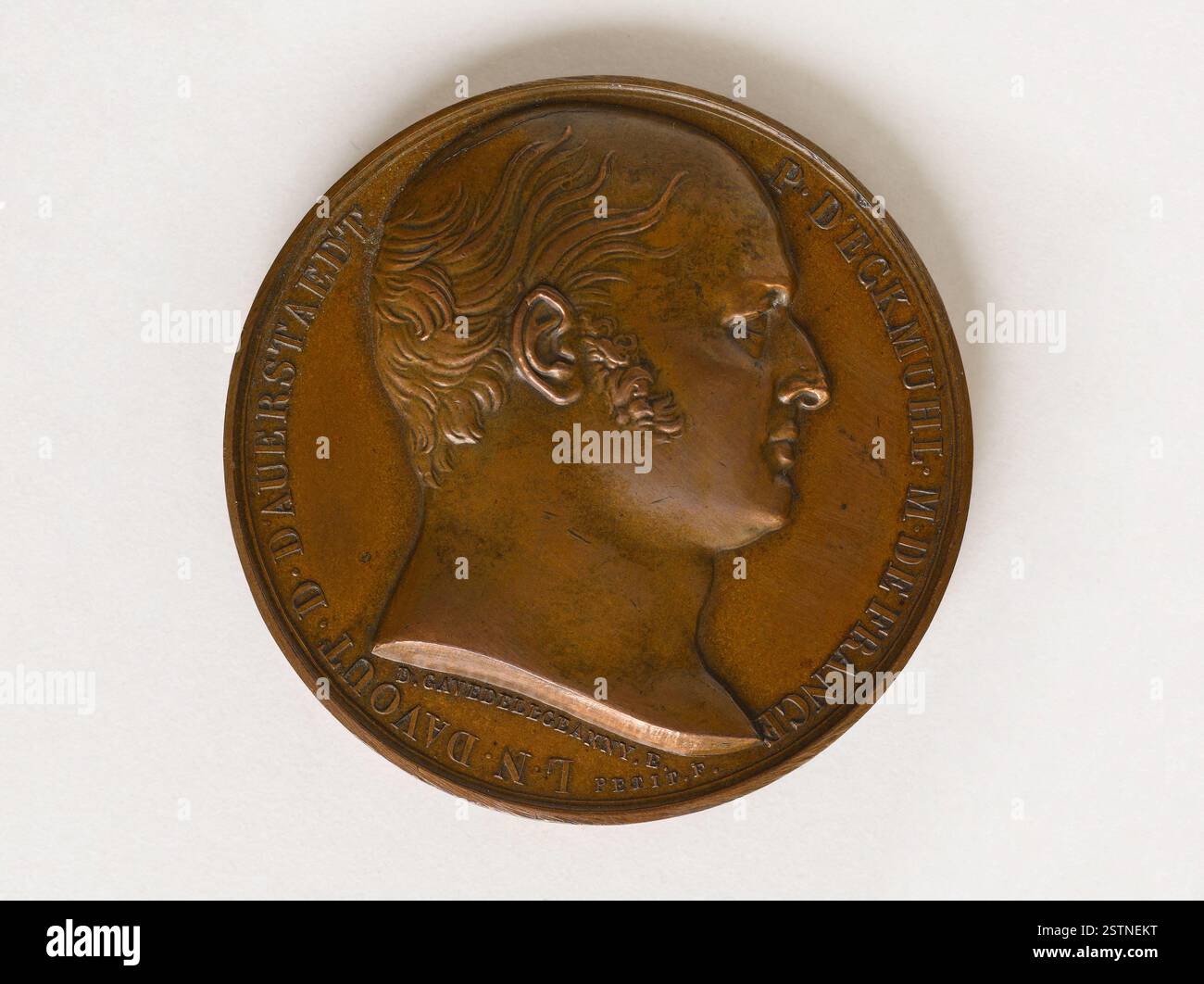 Anonyme Medaille mit Marshal Davout in Form einer Büste. Auf der Rückseite befindet sich eine siebenzeilige Inschrift in einem Olive- und Eichenkranz. Numismatik. Stockfoto