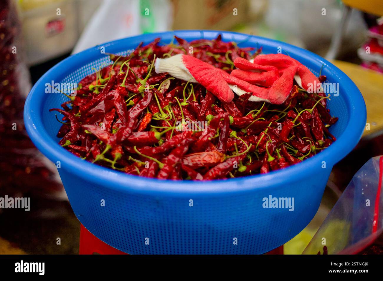 Goesan County, Südkorea - 10. September 2020: Ein Korb gefüllt mit frisch getrockneten Goesan Chili, einer beliebten regionalen Spezialität, befindet sich in einem Ven Stockfoto