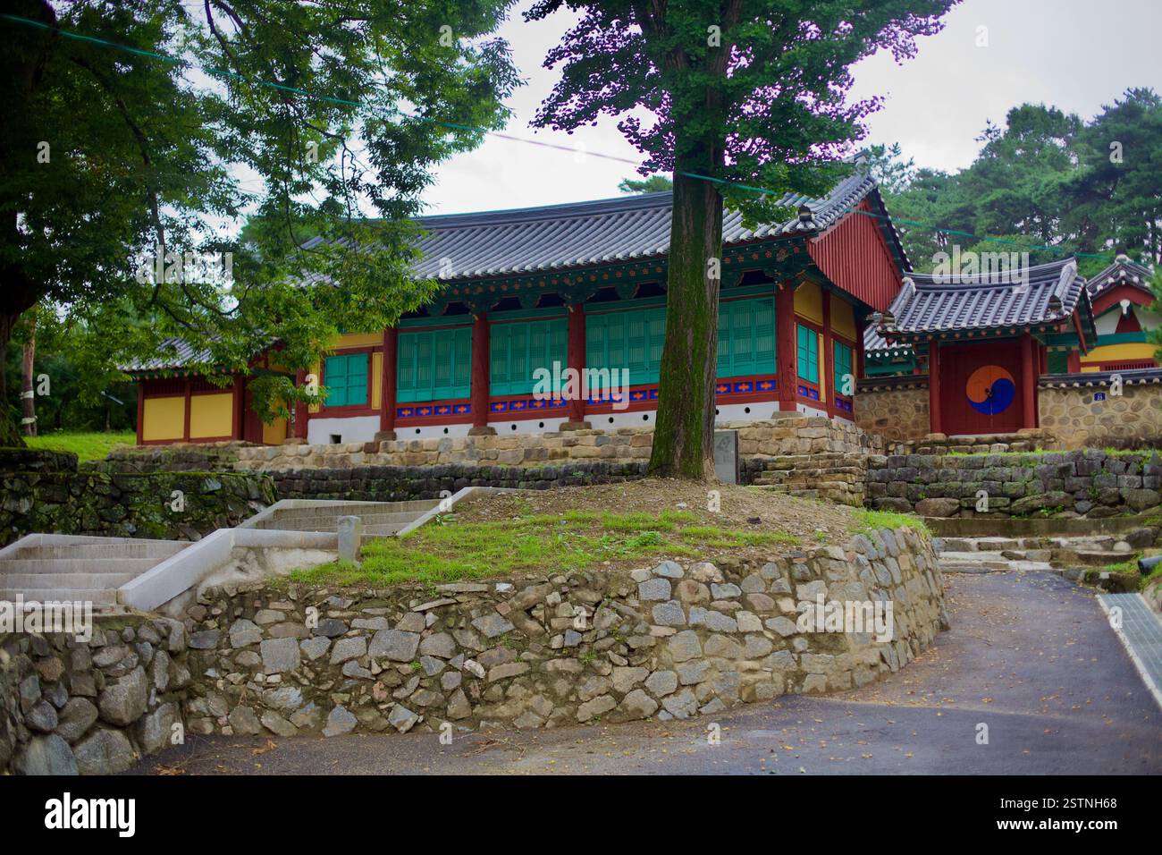 Goesan County, Südkorea - 10. September 2020: Der Hauptsaal der Goesan Confucian Academy, einer historischen Institution aus der Joseon-Zeit, die C gewidmet ist Stockfoto