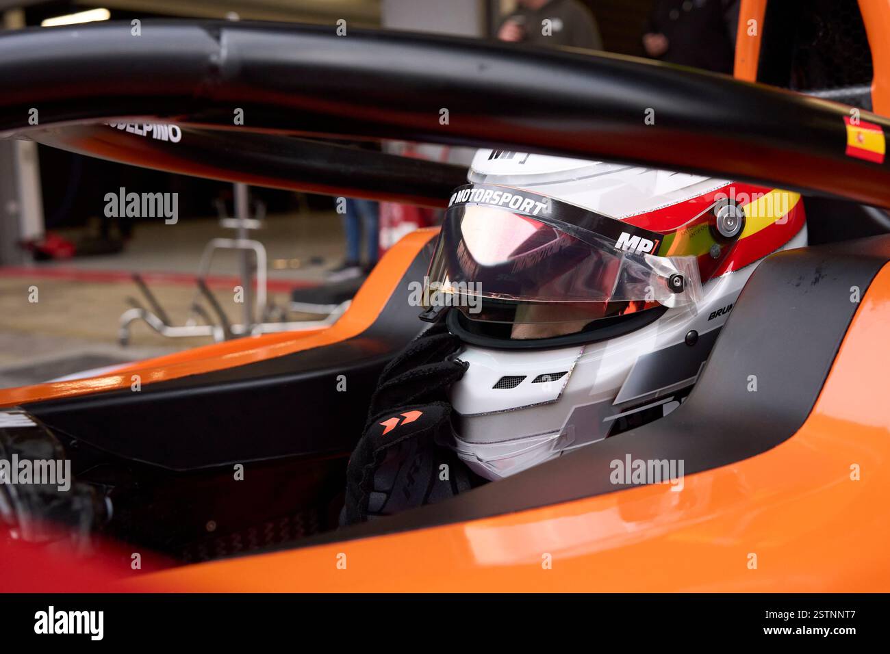 BARCELONA, SPANIEN - 19. FEBRUAR: Bruno del Pino aus Spanien und MP Motorsport (18) bereiten sich auf die Fahrt in Pitlane vor, während der Formel-3-Tests auf dem Circuit de Barcelona-Catalunya am 19. Februar 2025 in Barcelona, Spanien. (Foto von Pablo Rodriguez/Quality Sport Images) Stockfoto