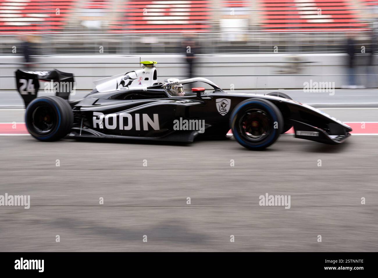 BARCELONA, SPANIEN – 19. FEBRUAR: Louis Sharp aus Australien und Rodin Motorsport (24) fahren auf der Pitlane während der Formel-3-Tests auf dem Circuit de Barcelona-Catalunya am 19. Februar 2025 in Barcelona, Spanien. (Foto von Pablo Rodriguez/Quality Sport Images) Stockfoto