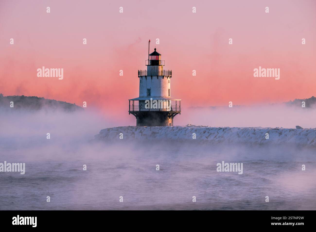 Spring Point Lighthouse In Winter Seasmoke, South Portland, Maine Stockfoto