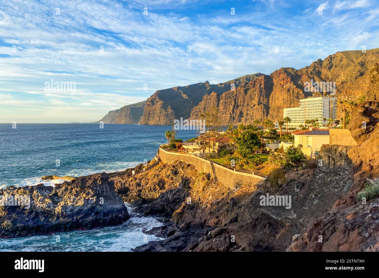Luftaufnahme der Küste in Los Gigantos, Teneriffa, Kanarischen Inseln - Smartphone-aufgenommenes Stockfoto