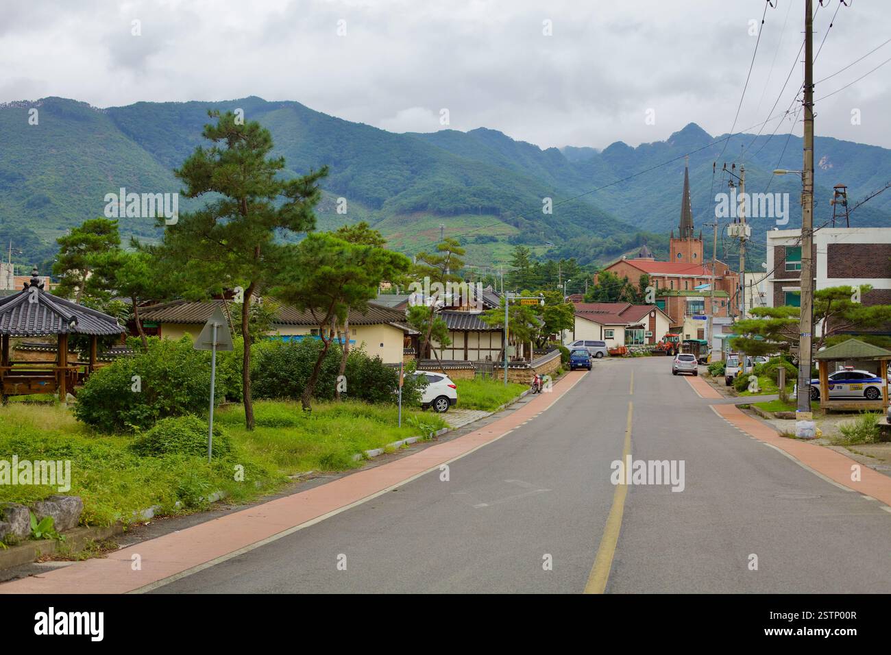 Goesan County, Südkorea - 10. September 2020: Eine ruhige Straße führt in die Stadt Yeonpung, eingebettet in die Berge des Goesan County, mit traditioneller ha Stockfoto