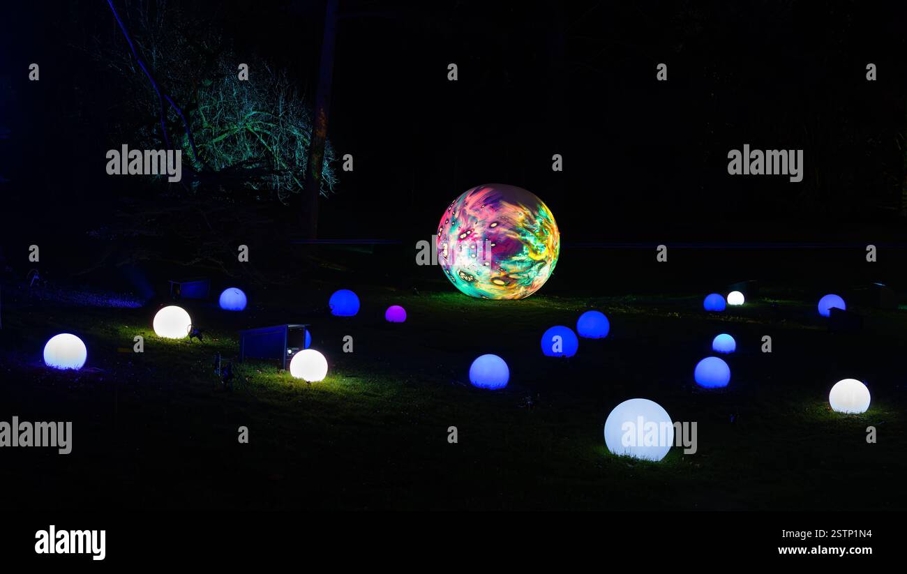 Mainau, Deutschland - 27. Dezember 2023: Ein Weihnachtsgarten - Weihnachtsfest mit schönen Lichtkreationen und Lichtern auf der Insel Mainau Stockfoto