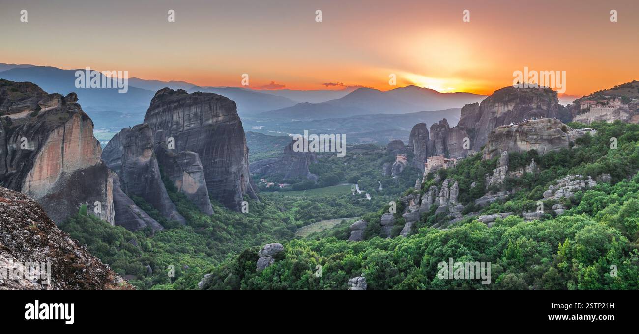 Panoramablick auf die Klöster von Meteora bei Sonnenuntergang Stockfoto