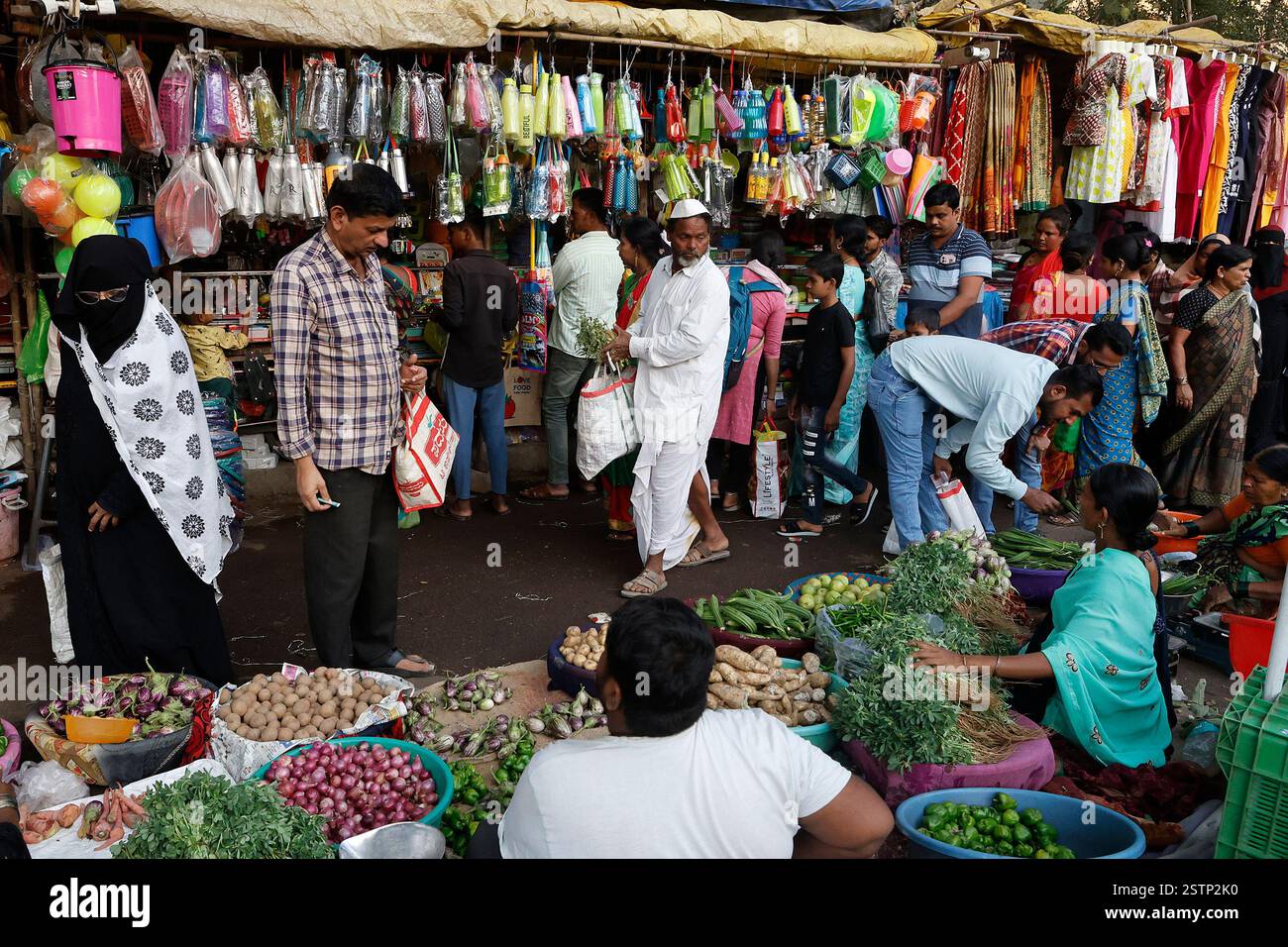 Gemüseverkäufer und Verkaufsstände, die Haushaltswaren auf dem Markt in Viayapura (Bijapur), Karnataka, Indien, verkaufen Stockfoto