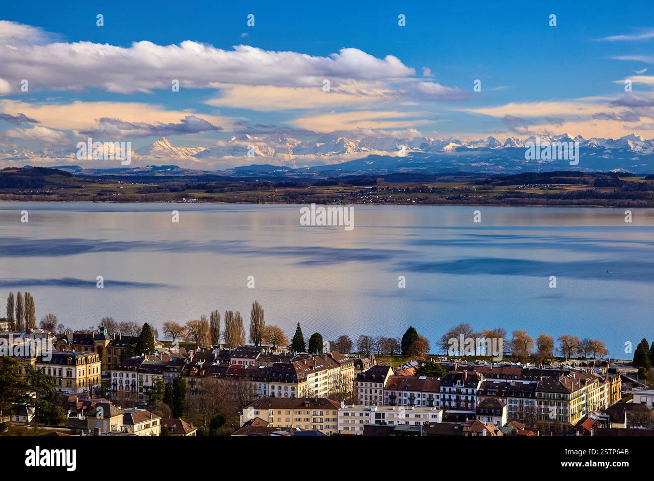 Blick auf die Schweizer Alpen und speziell auf die Jungfrau berühmte Bergkette von Stadt und See von Neuchâtel in der Westschweiz (Suisse Romande) Stockfoto
