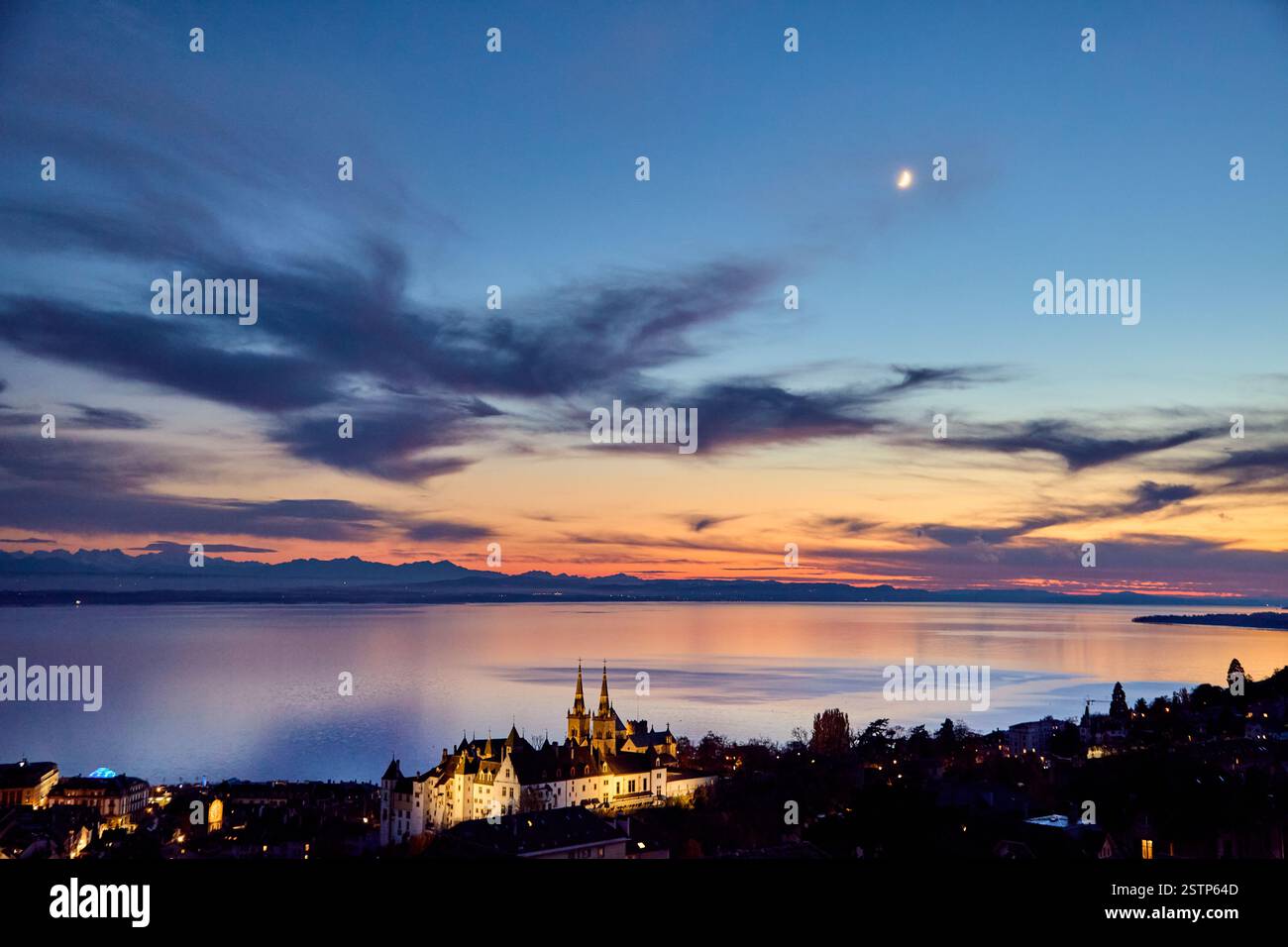 Blick von der Stadt Neuchatel auf den Neuchateler See und die wunderschöne Natur und die Berge um ihn herum. Stockfoto