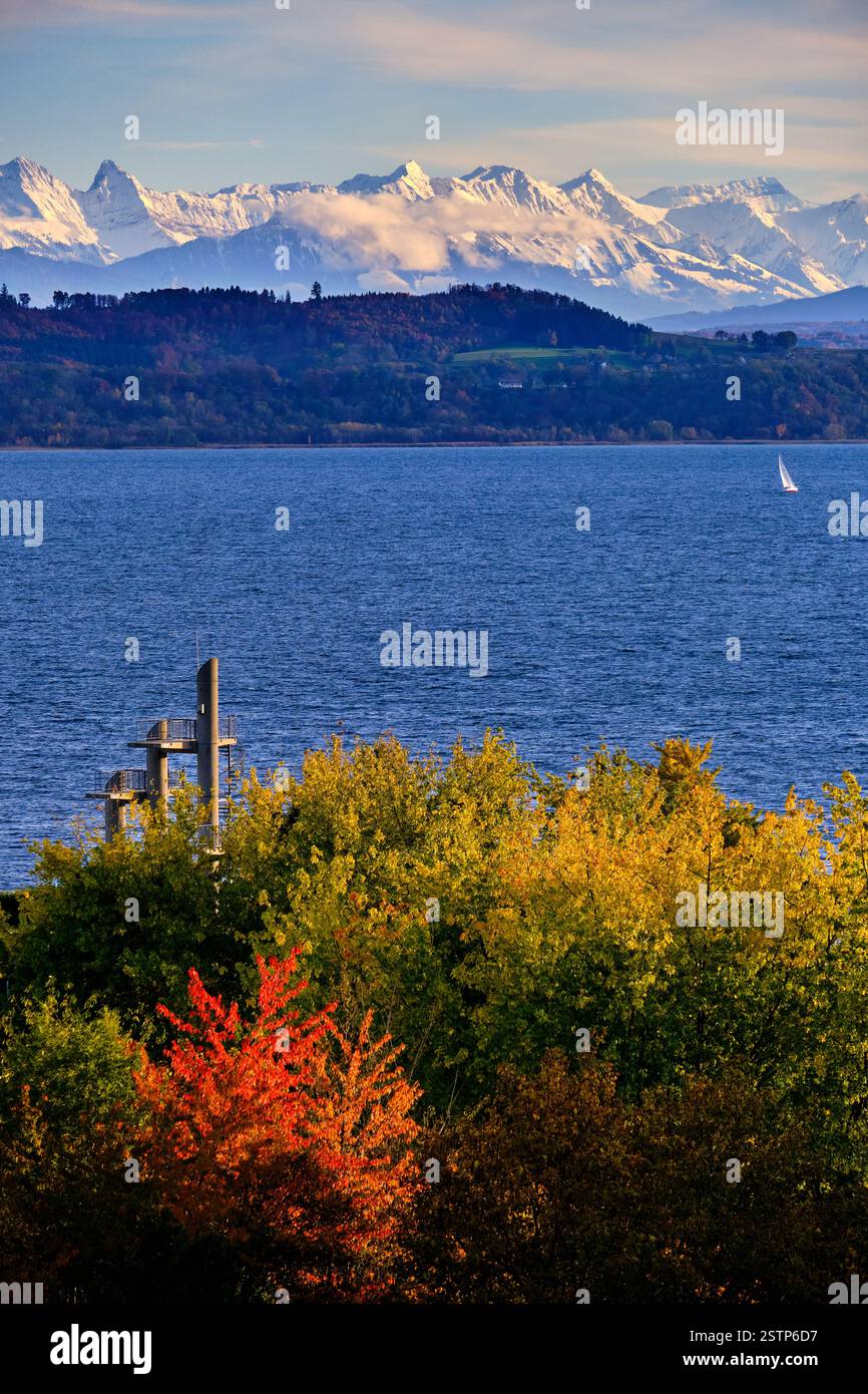 Blick von der Stadt Neuchatel auf den Neuchateler See und die wunderschöne Natur und die Berge um ihn herum. Stockfoto