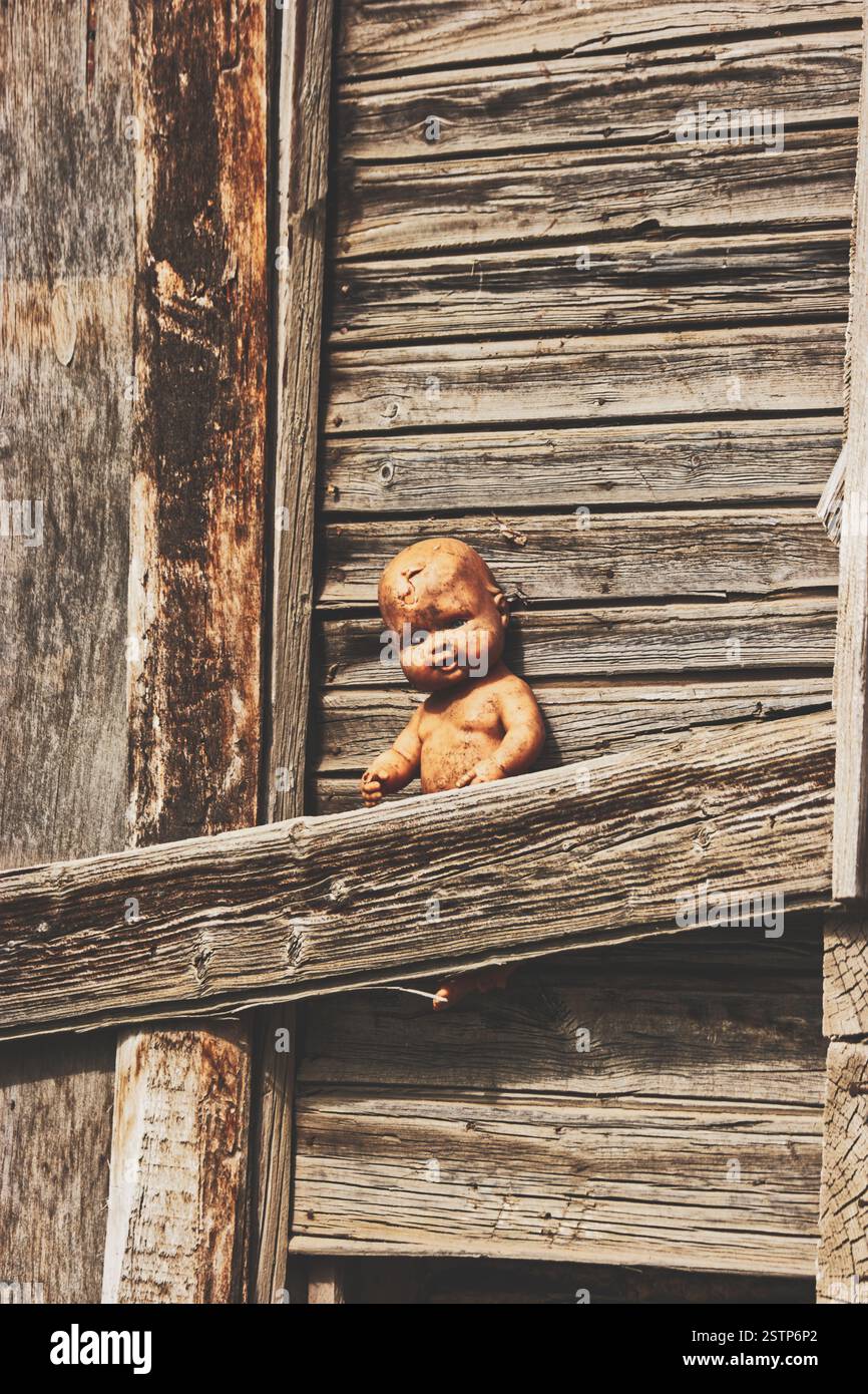 Gruselige alte Puppe im verlassenen Haus. Gruselige halloween-Kunst für Buch- oder Flyer-Cover Stockfoto