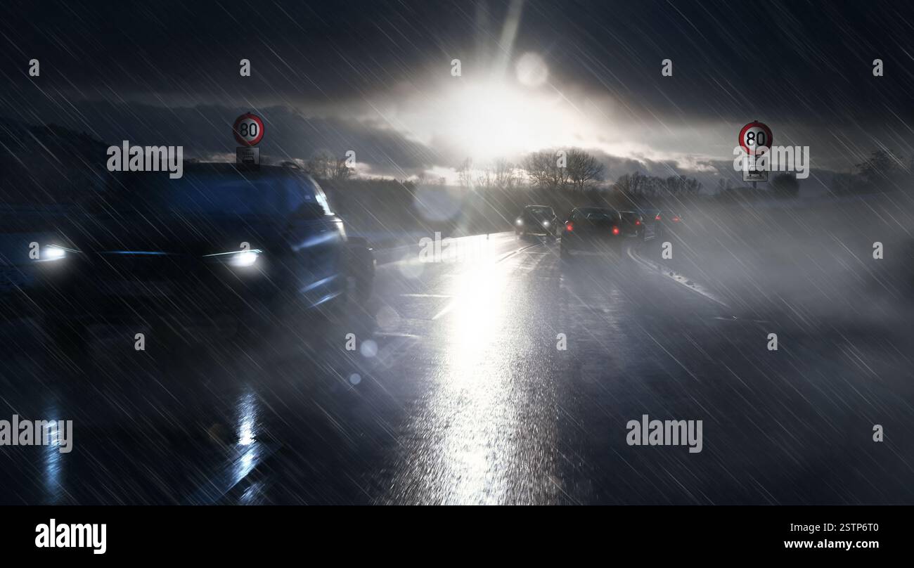 Fahren bei Nässe, Regen, Schnee und schlechter Sicht. Schlechtes Wetter mit Geschwindigkeitsbegrenzung. Stockfoto