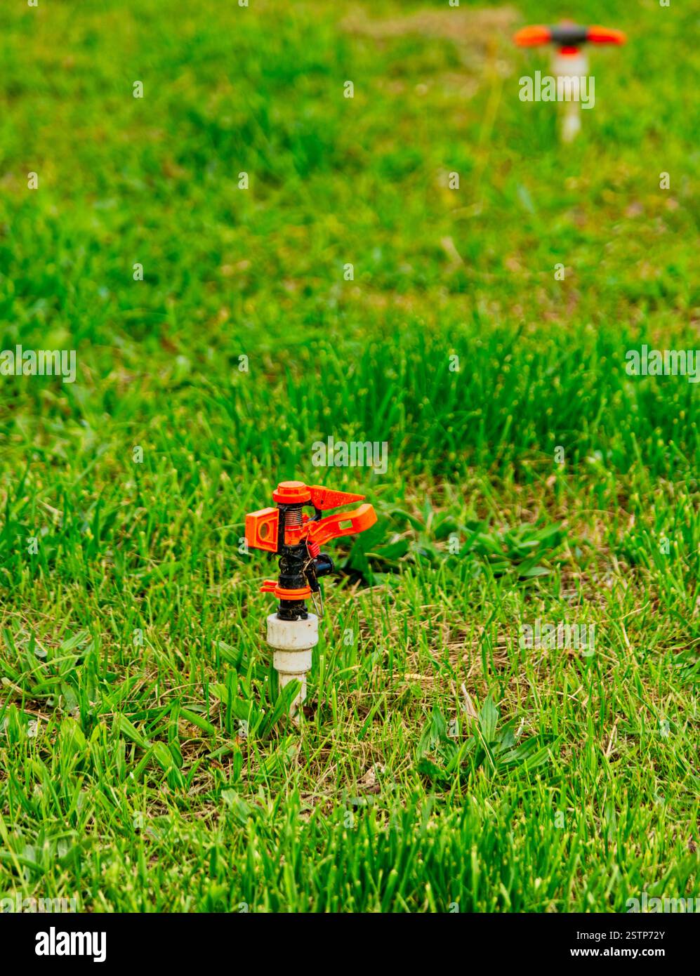 Die automatischen Rasensprinkler in einem schlechten Zustand funktionieren nicht Stockfoto