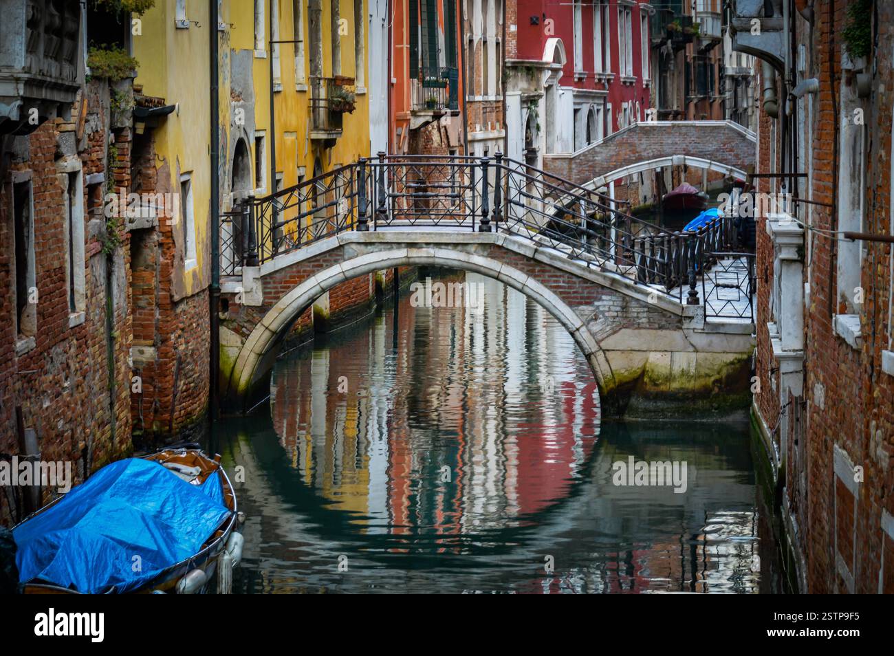 Straßenfotos aus Venedig, Italien. Hergestellt im März 2023, als ich mit meiner Familie im Urlaub war. Stockfoto