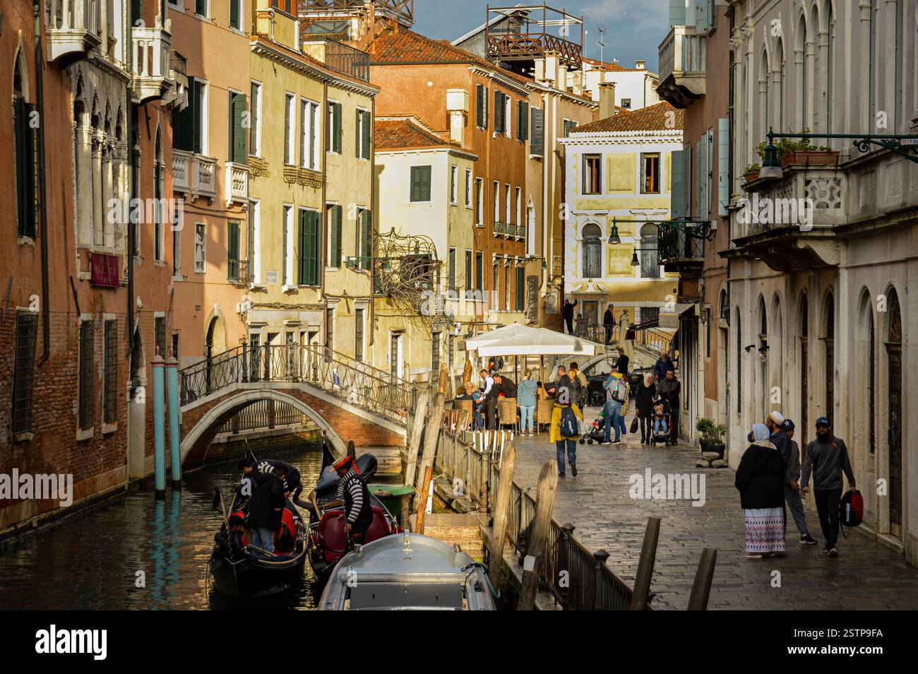 Straßenfotos aus Venedig, Italien. Hergestellt im März 2023, als ich mit meiner Familie im Urlaub war. Stockfoto