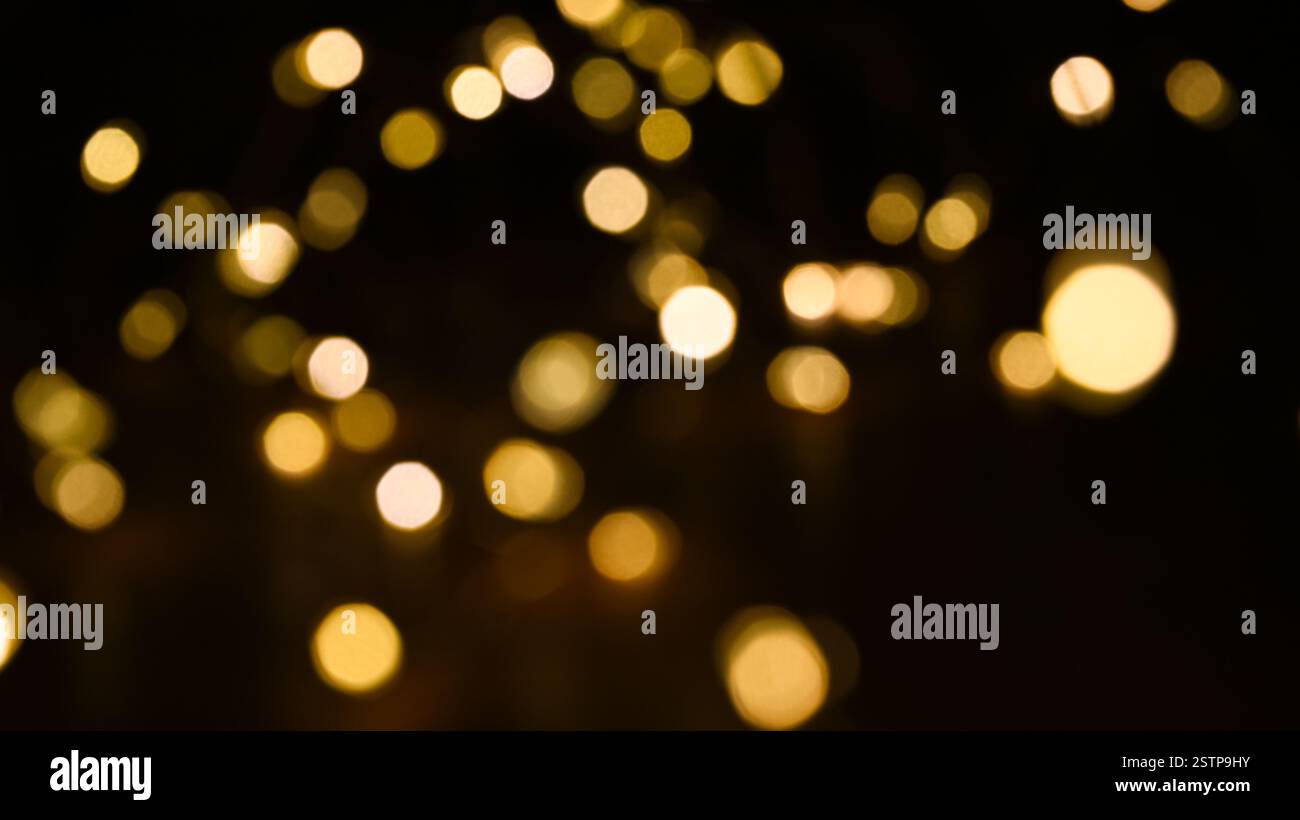 Weihnachtsbeleuchtung mit goldenem Licht Bokeh-Feiertagshintergrund – weihnachtliche goldene Glitzer glitzernde Kettenlichter für chrismas oder Silvesterabend 2026. Stockfoto