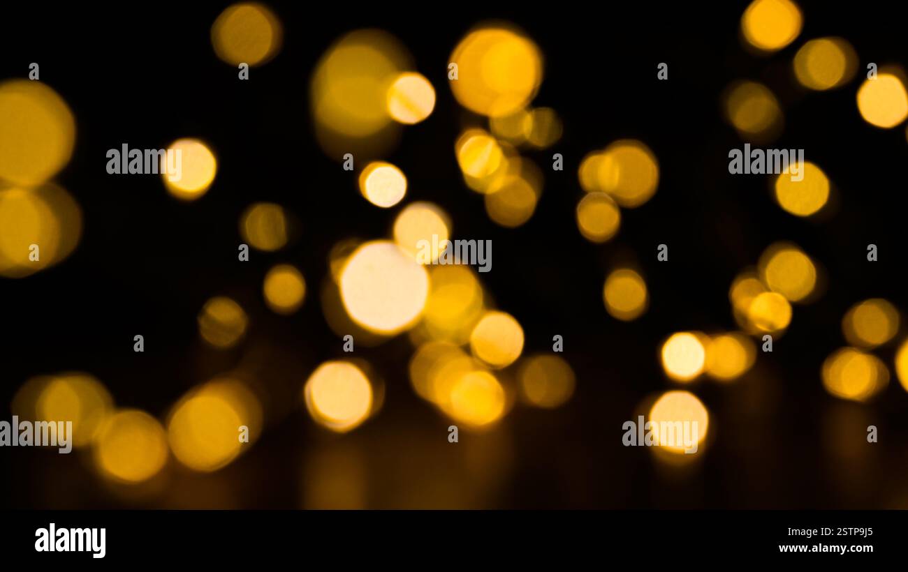 Weihnachtsbeleuchtung mit goldenem Licht Bokeh-Feiertagshintergrund – weihnachtliche goldene Glitzer glitzernde Kettenlichter für chrismas oder Silvesterabend 2026. Stockfoto