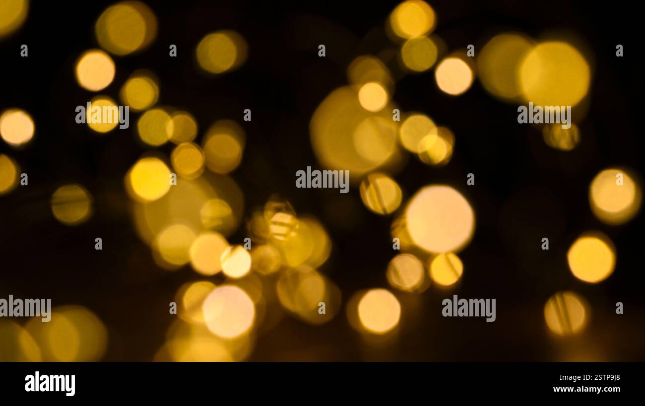 Weihnachtsbeleuchtung mit goldenem Licht Bokeh-Feiertagshintergrund – weihnachtliche goldene Glitzer glitzernde Kettenlichter für chrismas oder Silvesterabend 2026. Stockfoto
