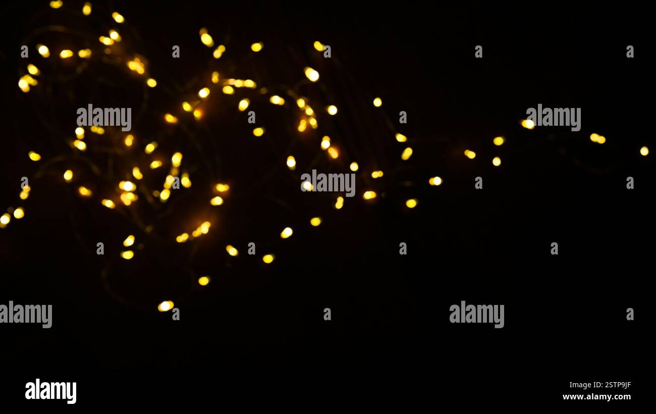 Weihnachtsbeleuchtung mit goldenem Licht Bokeh-Feiertagshintergrund – weihnachtliche goldene Glitzer glitzernde Kettenlichter für chrismas oder Silvesterabend 2026. Stockfoto